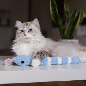 Duży kopacz dla kota Wąż Boa z kocimiętką i walerianą – rękodzieło Catorable.