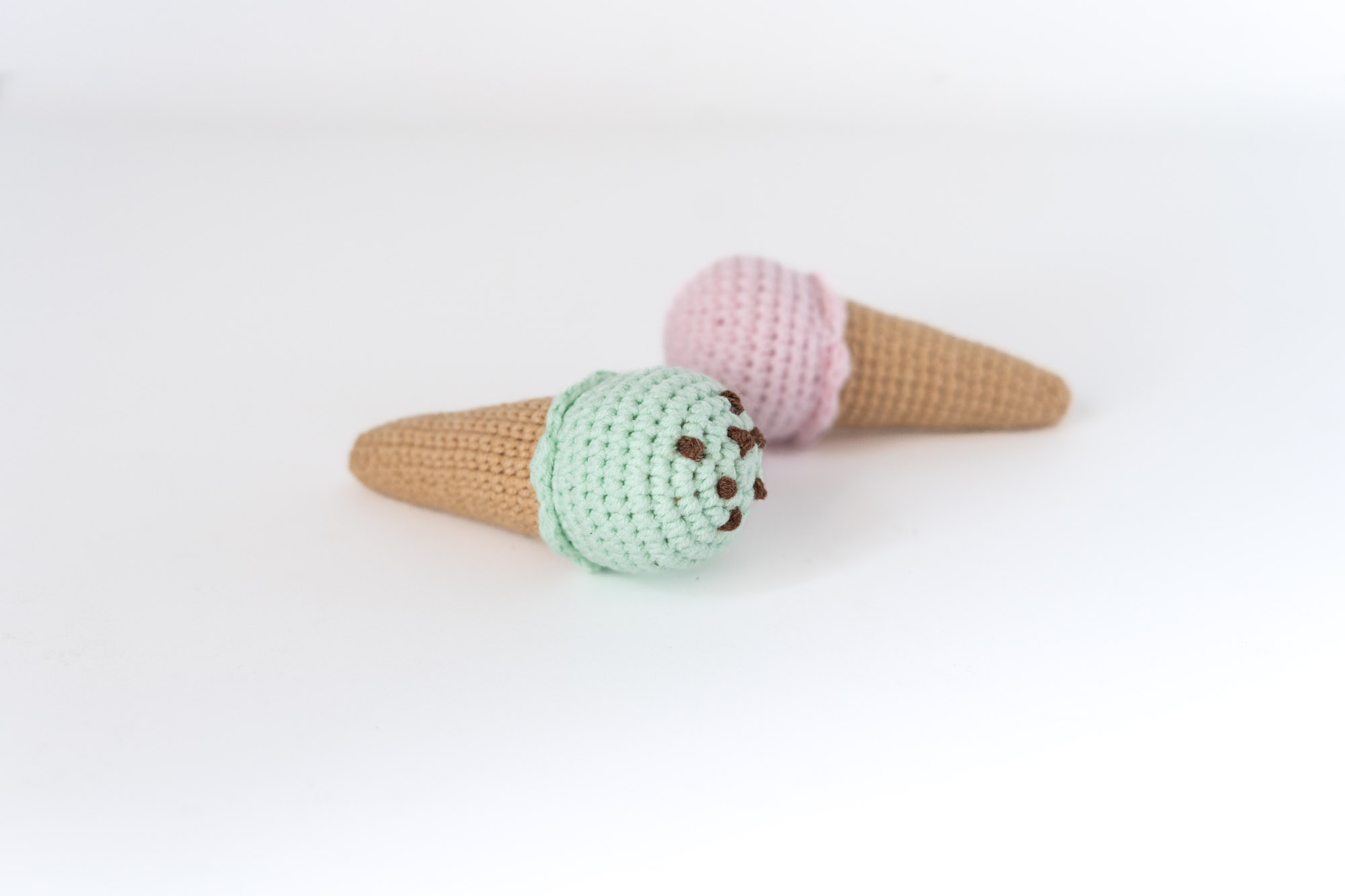 Lody z kocimiętką i walerianą, różowo-beżowe i miętowo-beżowe