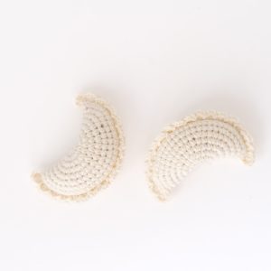 Pierożek dla kota z kocimiętką i walerianą na jasnym tle