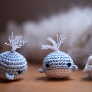 Wielorybek dla kota z kocimiętką i walerianą błękitno-biały, kocia łapka w tle