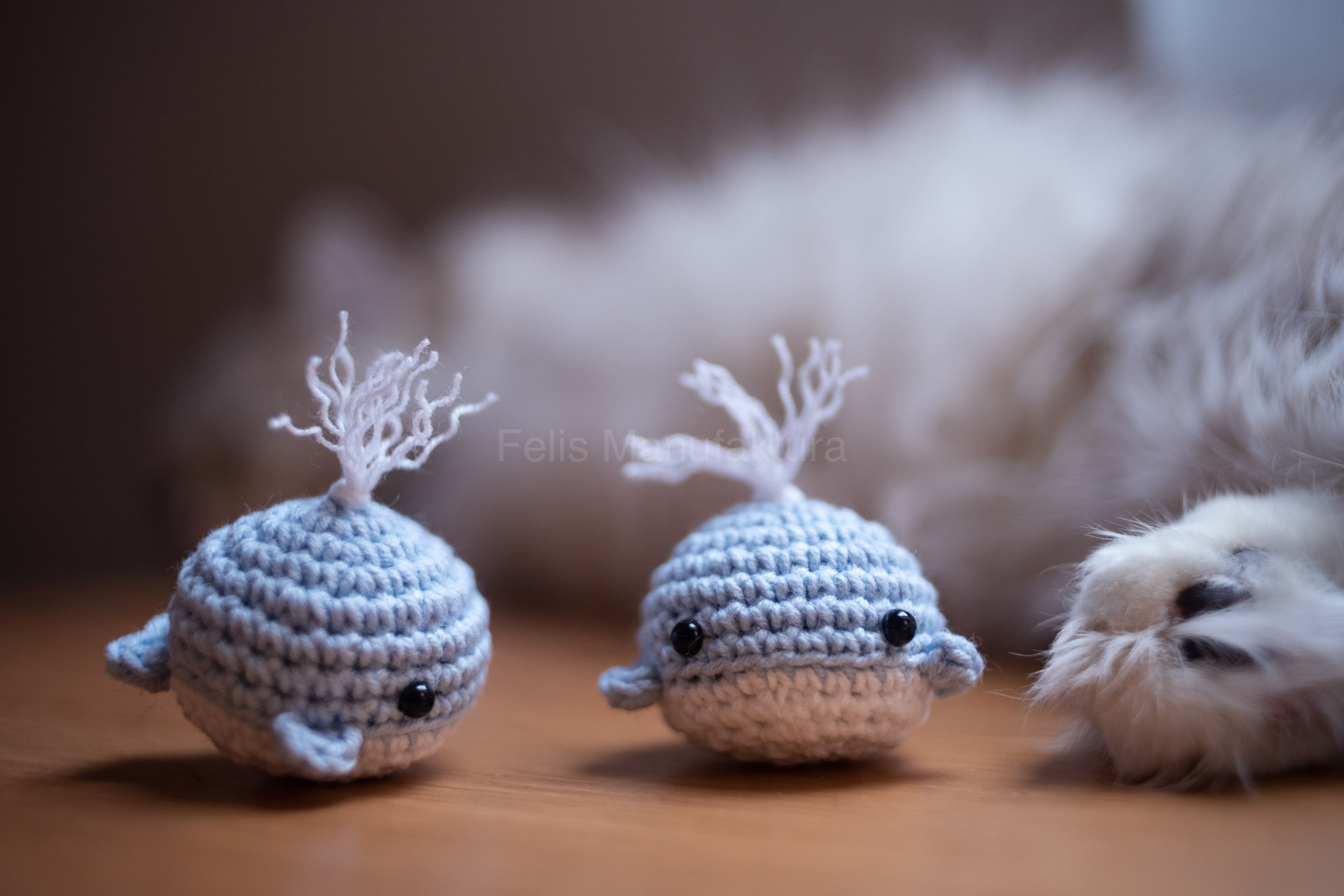 Wielorybek dla kota z kocimiętką i walerianą błękitno-biały, kocia łapka w tle