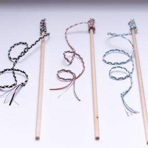 Polskie wędki drewniane dla kota z rzemykiem, widok dostępnych w Catorable kolorów