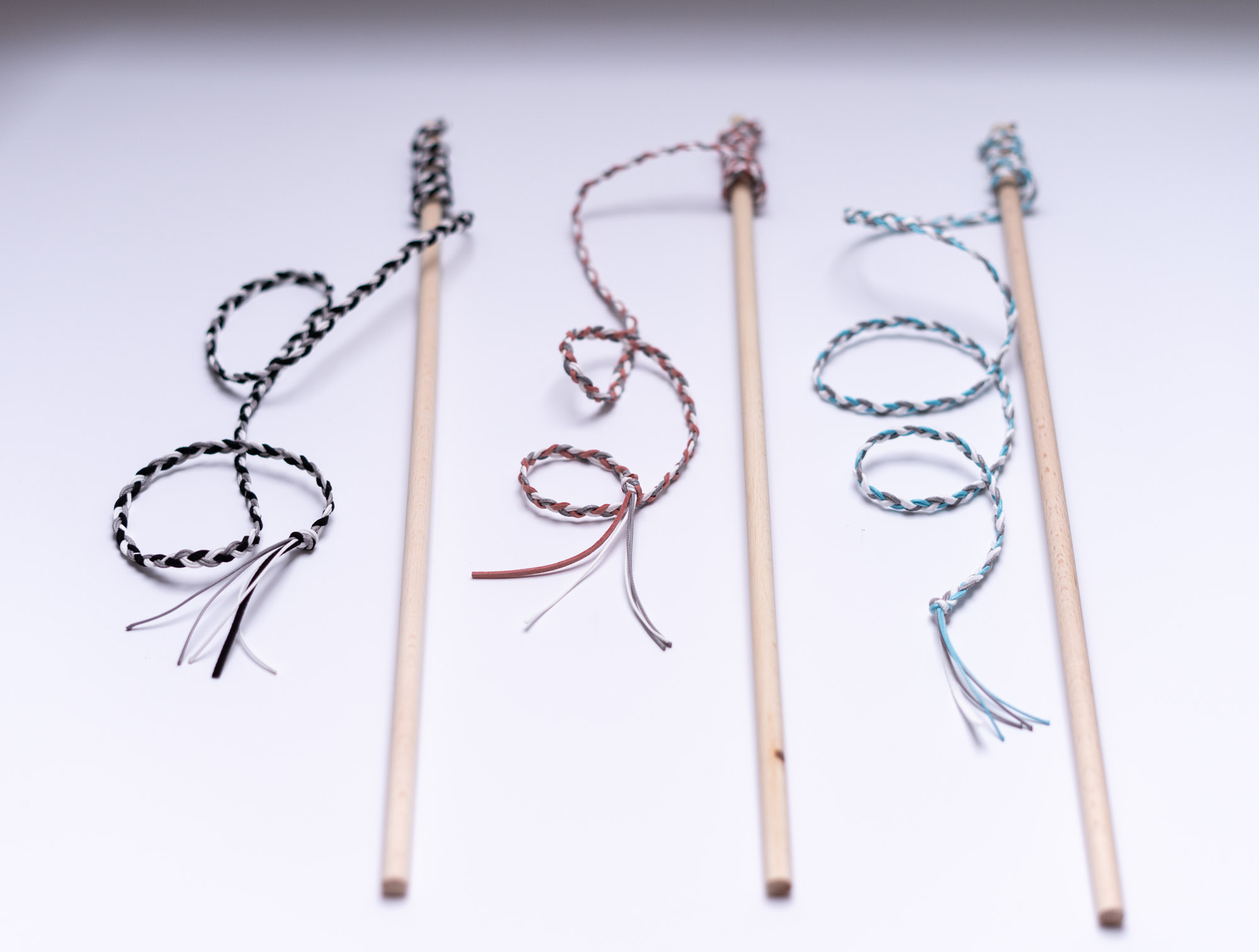 Polskie wędki drewniane dla kota z rzemykiem, widok dostępnych w Catorable kolorów