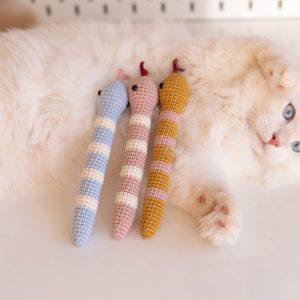 Wąż Walery Miętusss dla kota, zabawki pokazane dostępne kolory węża na tle puchatego brzucha jasnego kota. Błękitny, różowy i musztardowy wąż Catorable