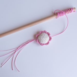 Różowa Wędka dla kota Kwiatuszek, z kocimiętką i walerianą, drewniany kijek