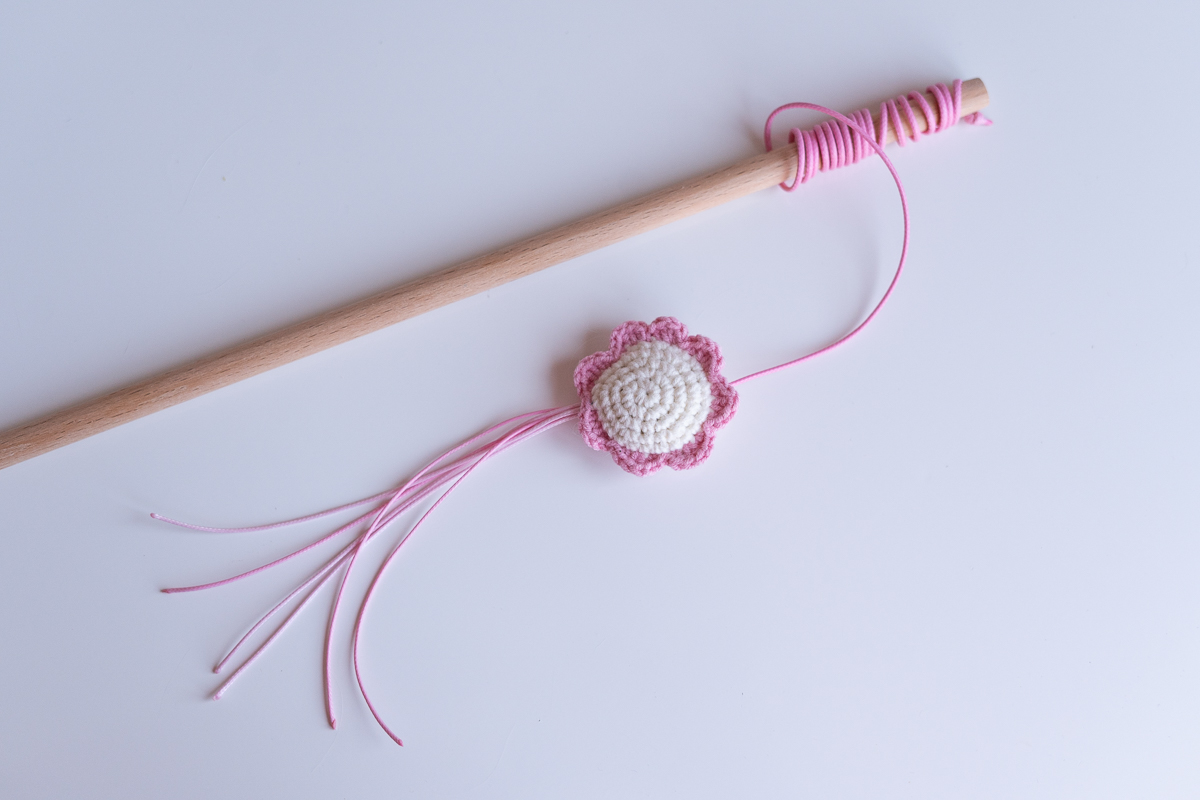 Różowa Wędka dla kota Kwiatuszek, z kocimiętką i walerianą, drewniany kijek