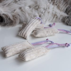 Mały kopacz dla kota ze sztruksowej tkaniny tapicerskiej ze sznurkam