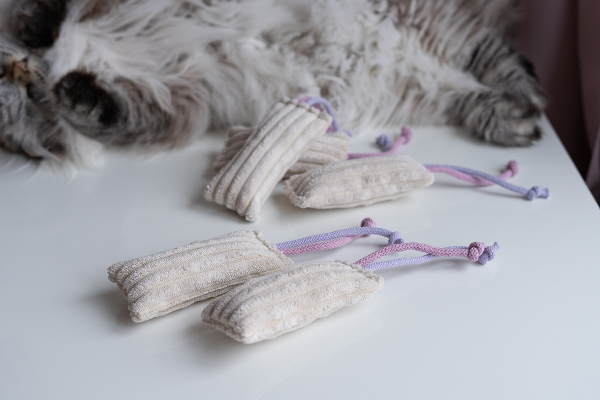 Mały kopacz dla kota ze sztruksowej tkaniny tapicerskiej ze sznurkam