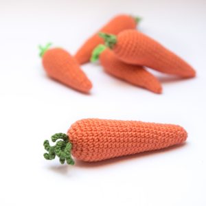Marchewka z kocimiętka i walerianą zabawka dla kota szydełkowa