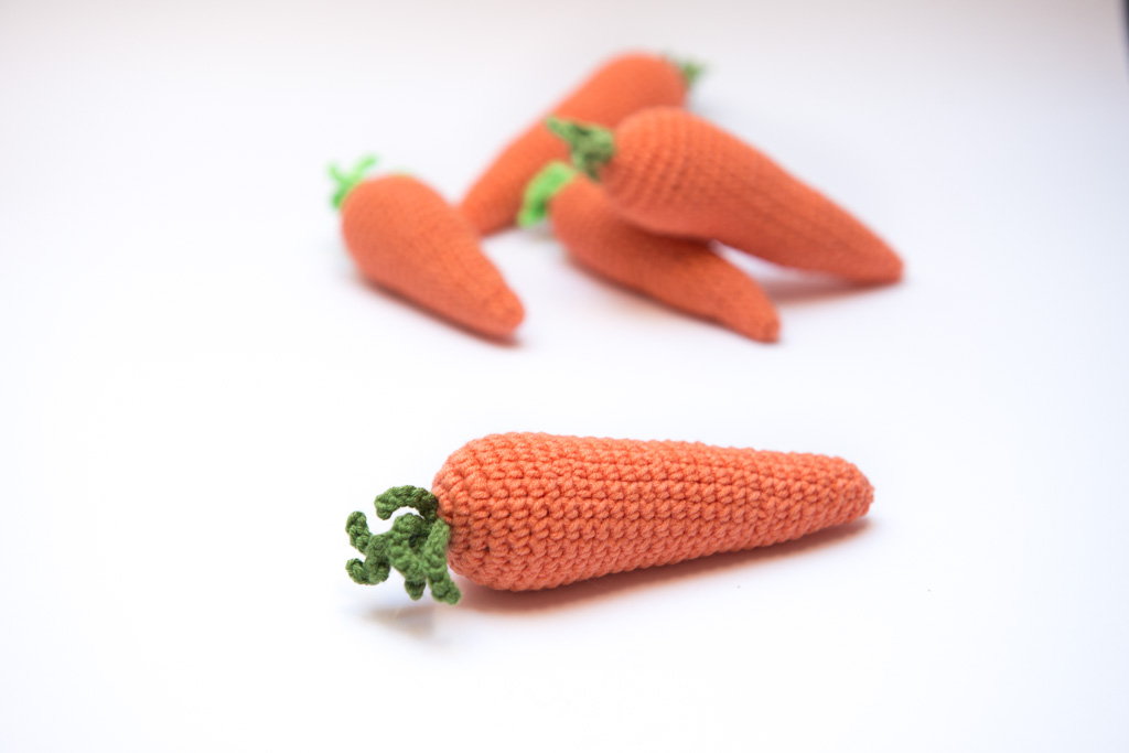 Marchewka z kocimiętka i walerianą zabawka dla kota szydełkowa