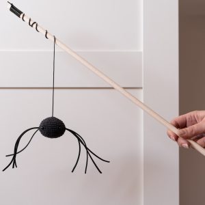 Wędka dla kota Pająk czarny długi kijek bukowy wygodne trzymanie w zabawie z kotem