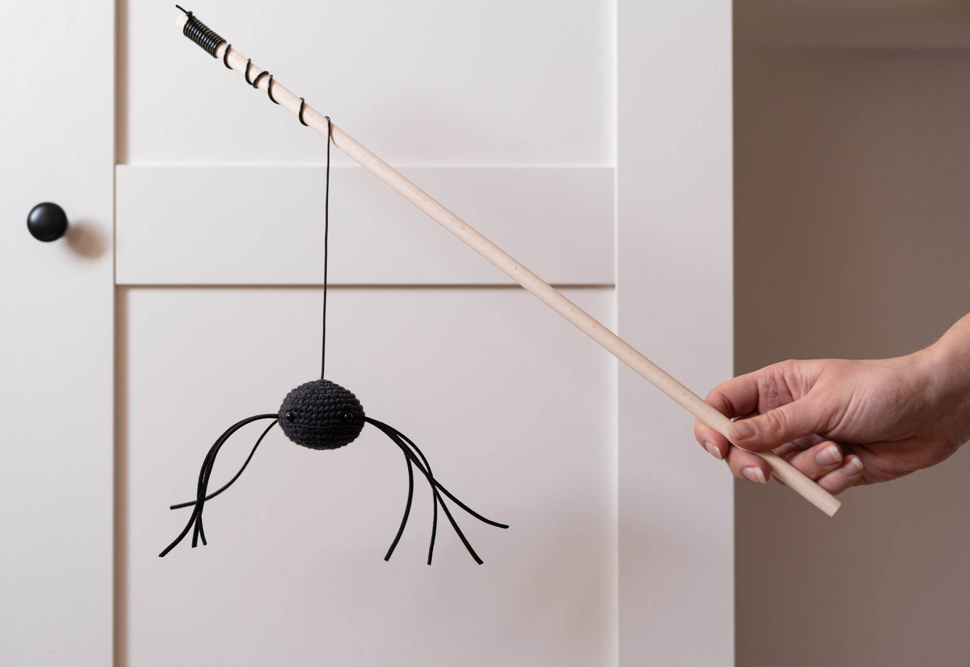 Wędka dla kota Pająk czarny długi kijek bukowy wygodne trzymanie w zabawie z kotem