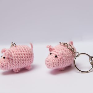 Mały różowy brelok świnka wykonany na szydełku