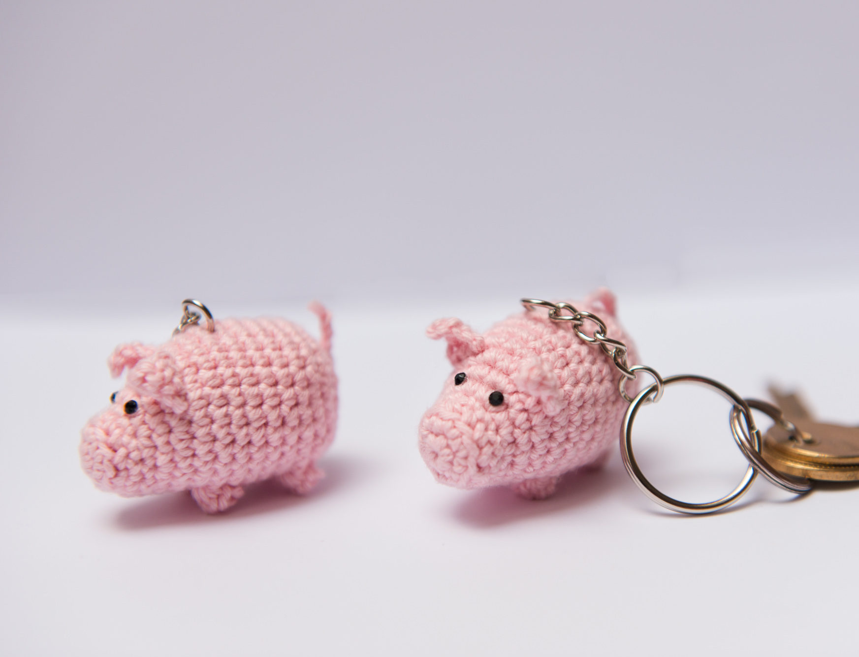 Mały różowy brelok świnka wykonany na szydełku