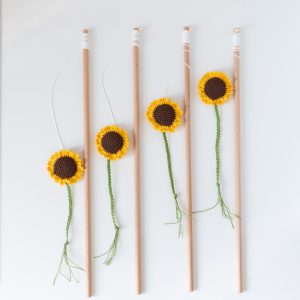 Wędki dla kota Słoneczniki z kocimiętką i walerianą, widok na 4 wędki z drewnianymi kijkami