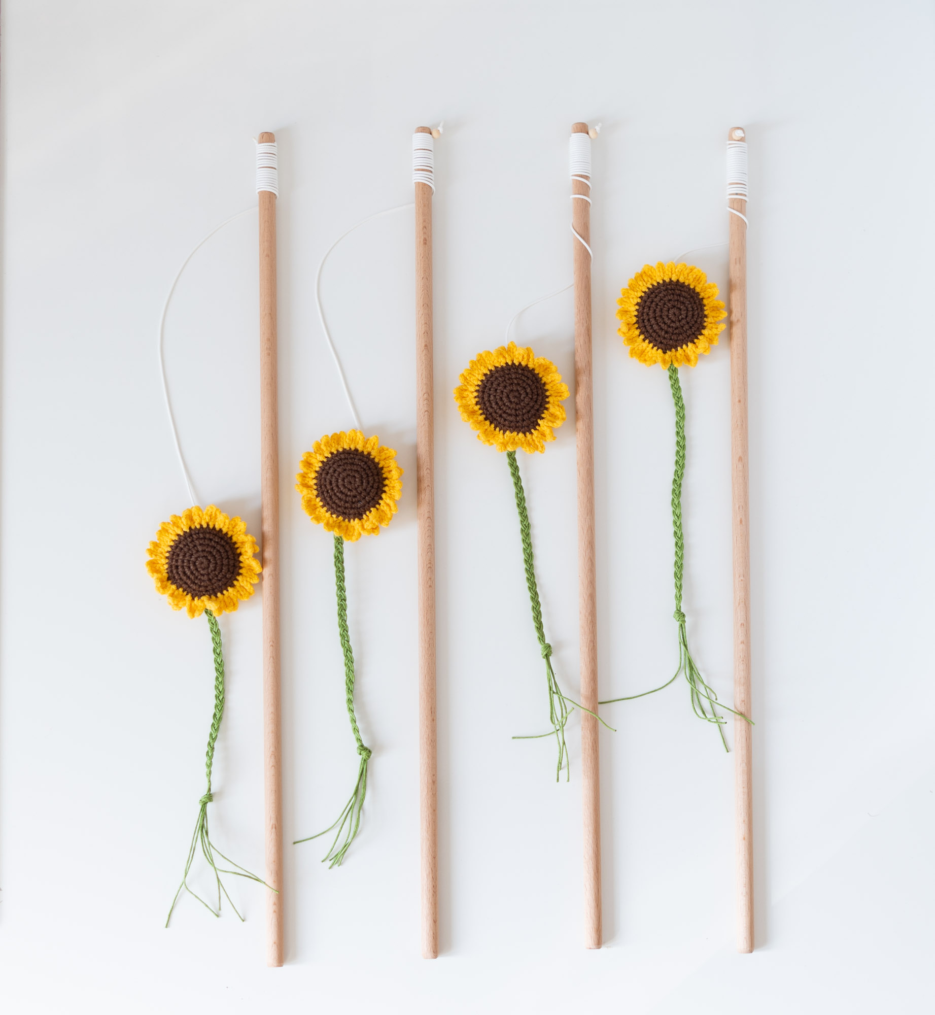 Wędki dla kota Słoneczniki z kocimiętką i walerianą, widok na 4 wędki z drewnianymi kijkami