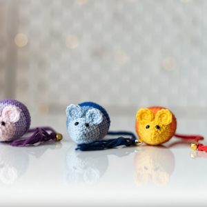 Kolorowe Myszy dla kota Ombre z kocimiętka i walerianą na białym stole