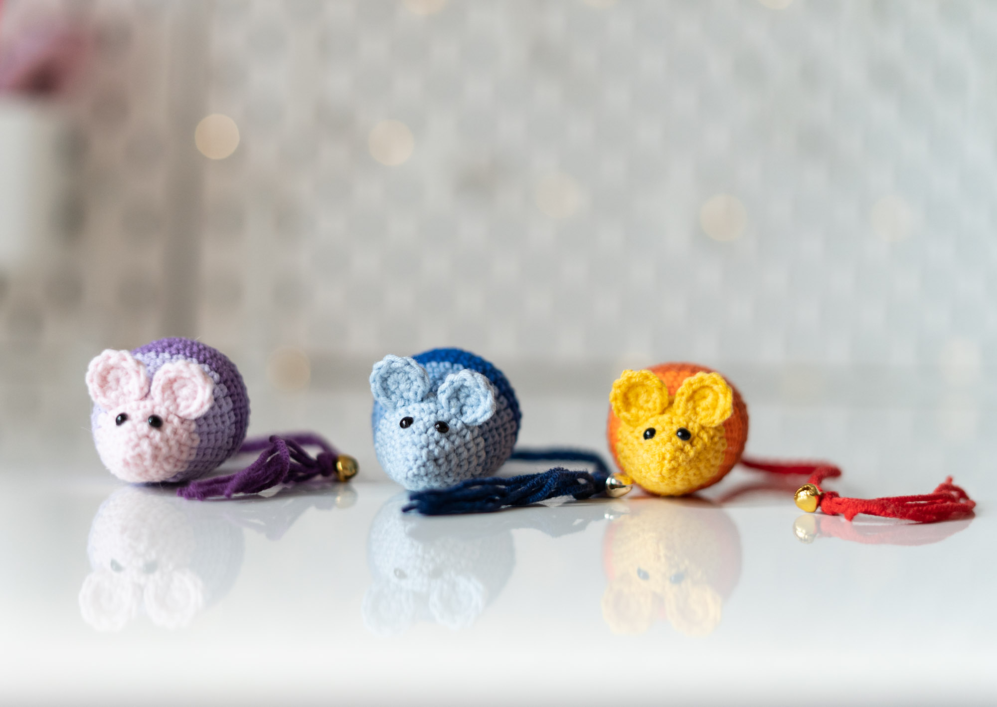 Kolorowe Myszy dla kota Ombre z kocimiętka i walerianą na białym stole